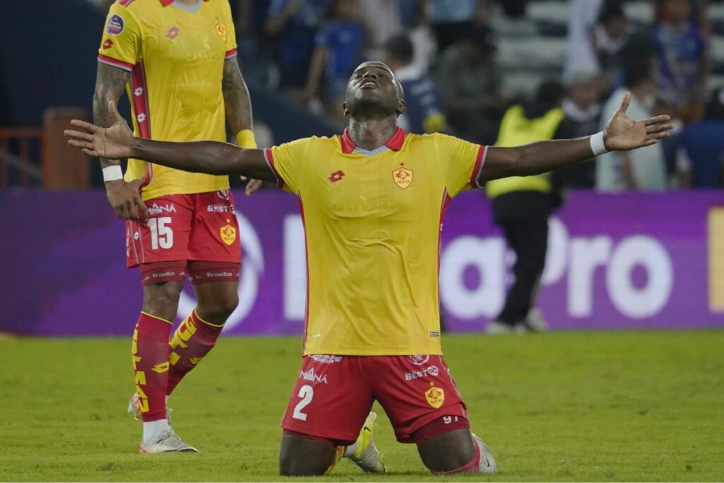 Estalin Tiberio Segura, jugador de Aucas en la temporada 2025 en el Estadio George Capwell luego de enfrentar a Emelec.