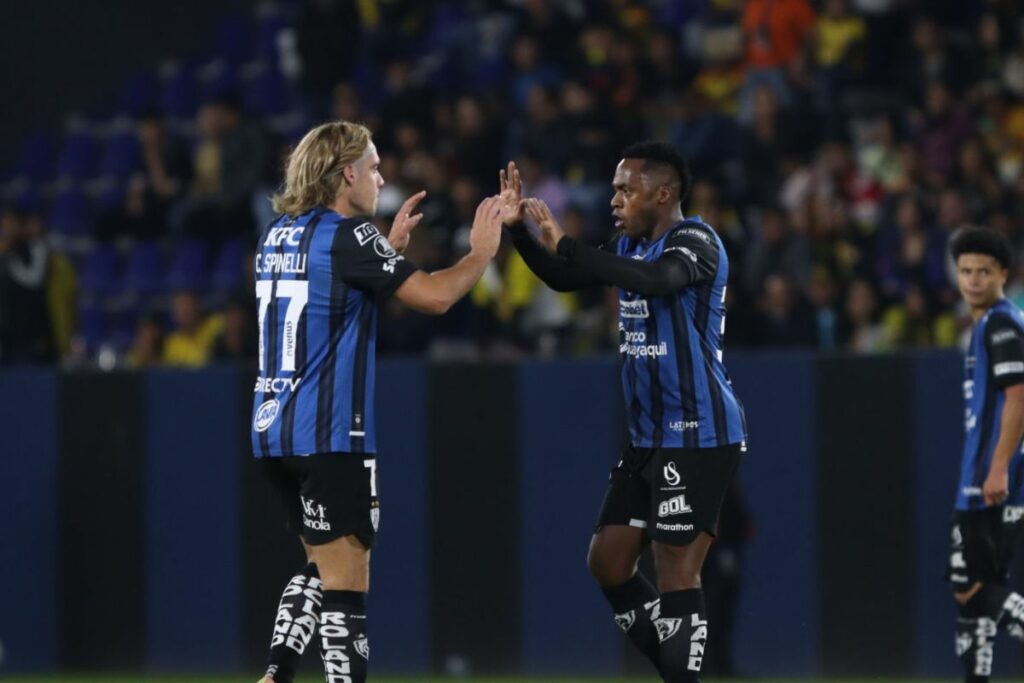 Claudio Spinelli (i) y Romario Ibarra en un partido de Independiente del Valle en la Libertadores 2025.