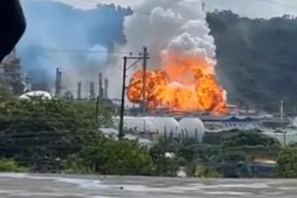 Un incendio se registró la mañana de este lunes 26 de mayo de 2025 en refinería de Esmeraldas.