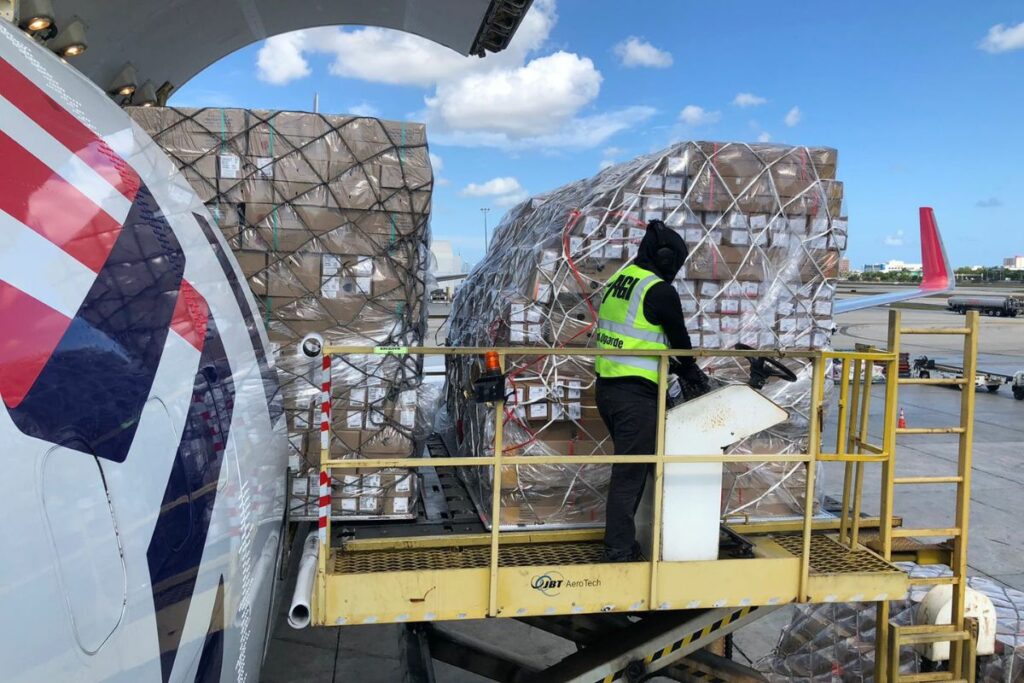 Flores ecuatorianas descargadas en el Aeropuerto Internacional de Miami.