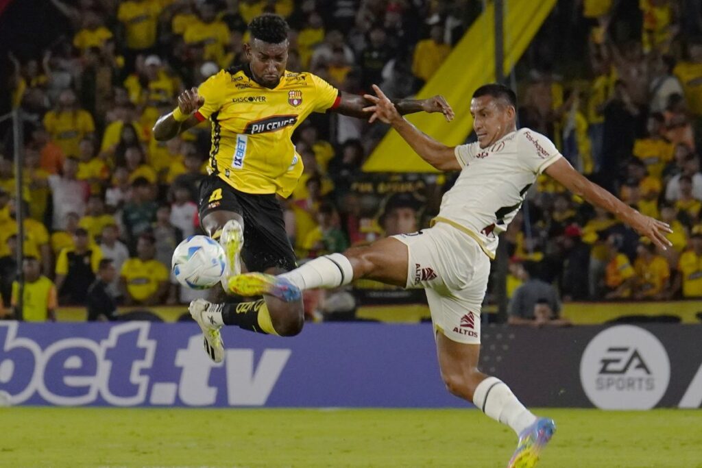 Gustavo Vallecilla (i) marca a Álex Varela en un juego entre Barcelona SC y Universitario por la Libertadores en Guayaquil.