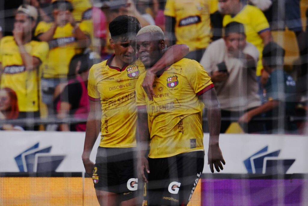 Xavier Arreaga (i) y Gabriel Cortez con la camiseta de Barcelona SC en la Liga Pro 2025.