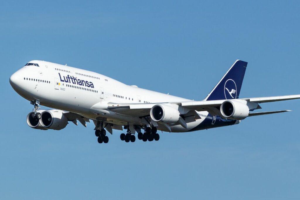 Un Boeing 747-8 de Lufthansa Aproximando al Aeropuerto de Berlín-Brandeburgo.