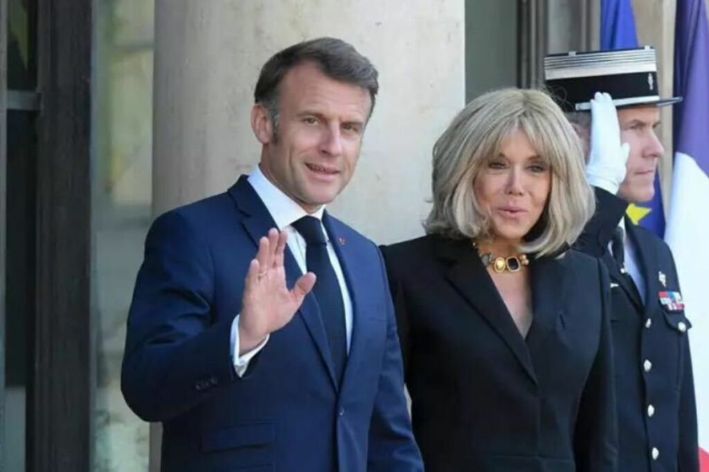 El presidente de Francia, Emmanuel Macron, y su esposa, Brigitte Macron, a las puertas del Elíseo.