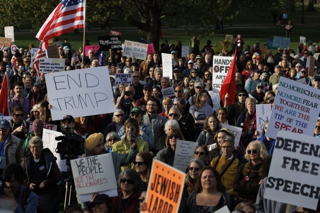 Los ciudadanos se reúnen y participan en una manifestación llamada Día Nacional de Acción del Primero de Mayo en Boston Common.
