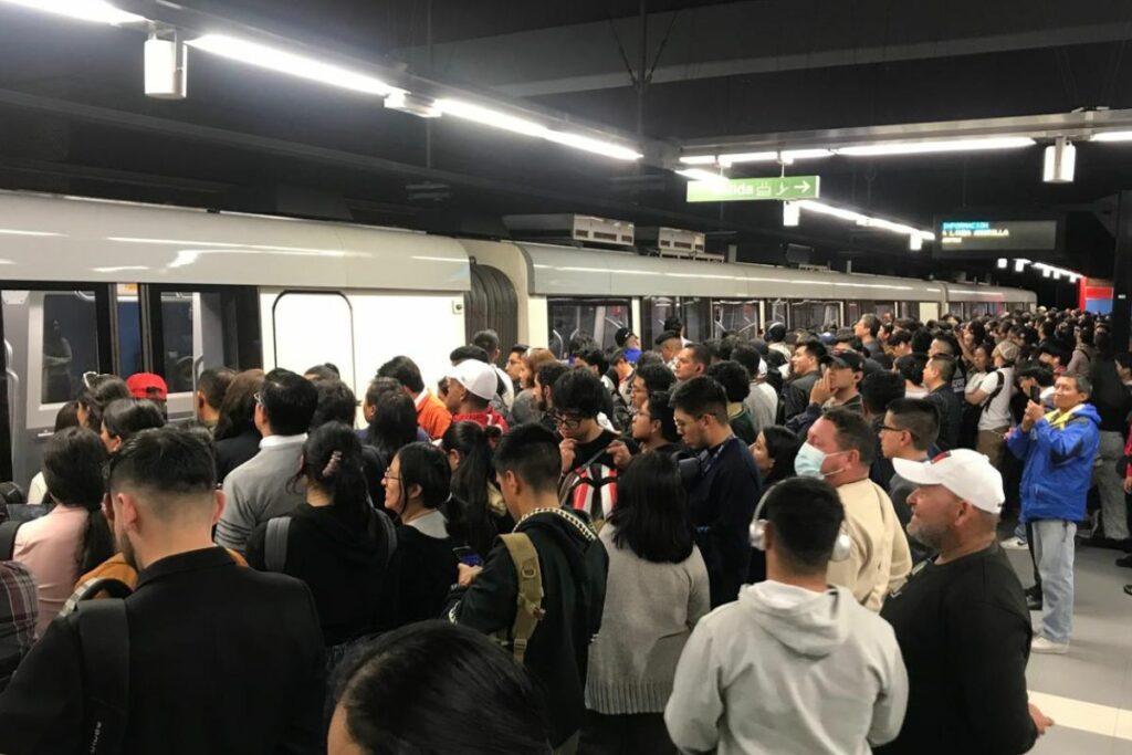 Cientos de personas se aglomeraron en las estaciones del Metro de Quito.