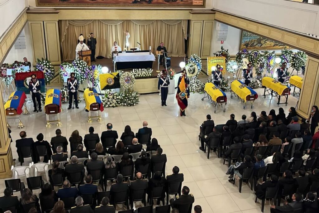 El Ejército Ecuatorino rindió homenaje a los 11 soldados asesinados en Orellana.