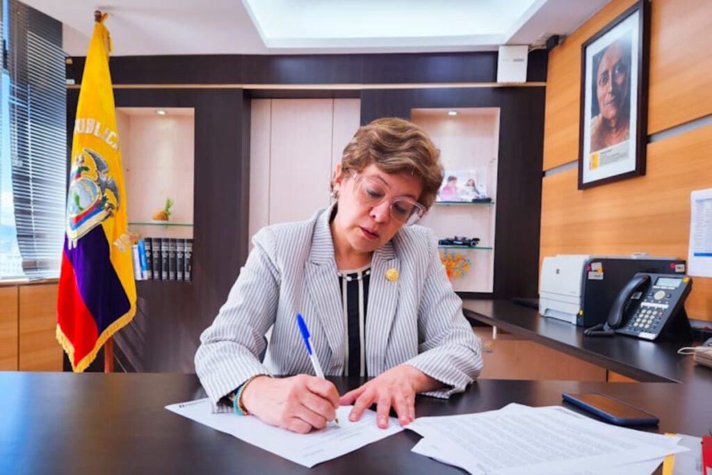 La titular del Ministerio de Trabajo, Ivonne Núñez, firmó las reformas al Acuerdo sobre contratos colectivos.