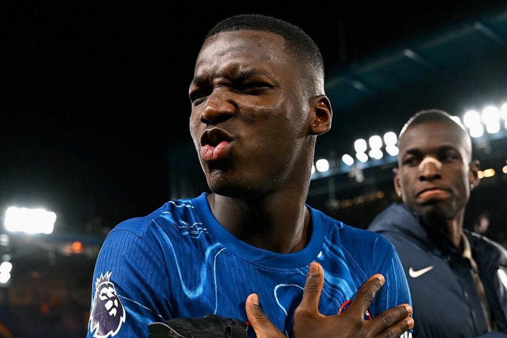 Moisés Caicedo con la camiseta del Chelsea en la temporada 2024-25.