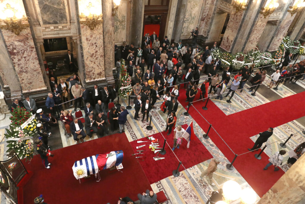 Personas asisten al velorio del expresidente José Mujica, este miércoles en el Palacio Legislativo de Montevideo (Uruguay).