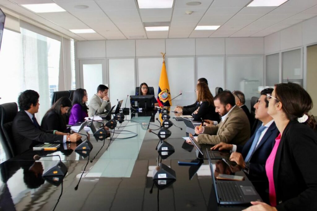 Representantes del FMI, Banco Mundial y BID reunidos con autoridades ecuatorianas en Quito.