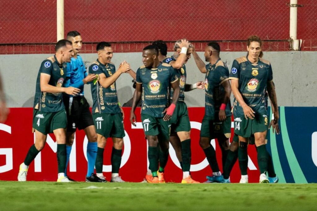 Jugadores de Mushuc Runa celebran el gol marcado a Unión de Santa Fe en Argentina en la Sudamericana 2025.