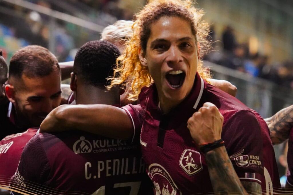 Stiven Tapiero (c) celebra uno de los goles marcados por Mushuc Runa en la Sudamericana 2025.