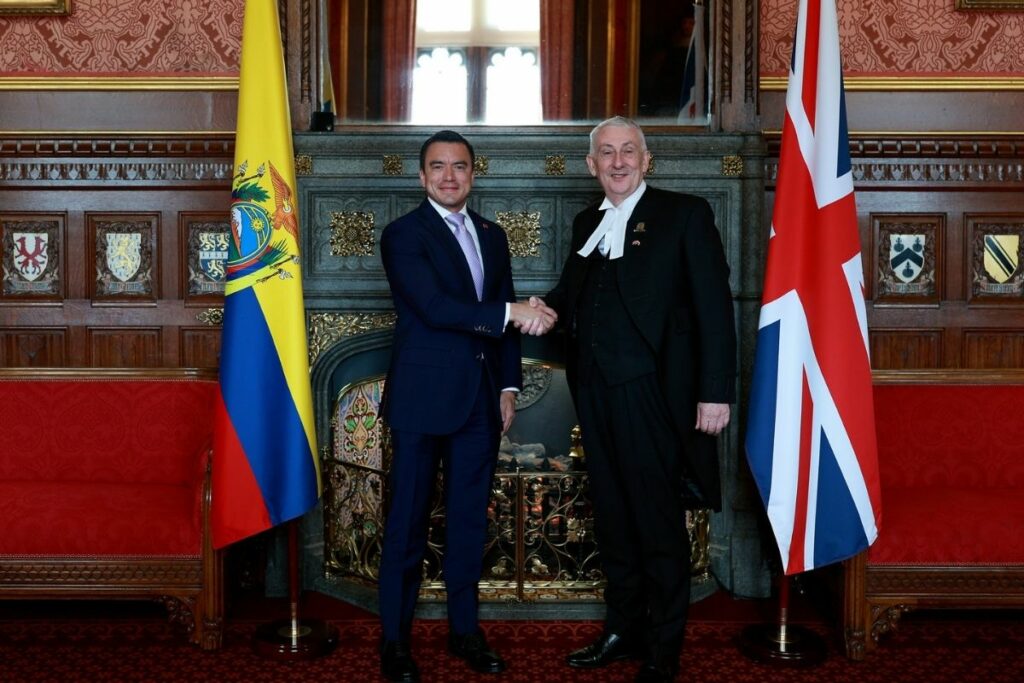 Daniel Noboa junto al Sir Lindsay Hoyle, presidente de la Cámara de los Comunes del Reino Unido