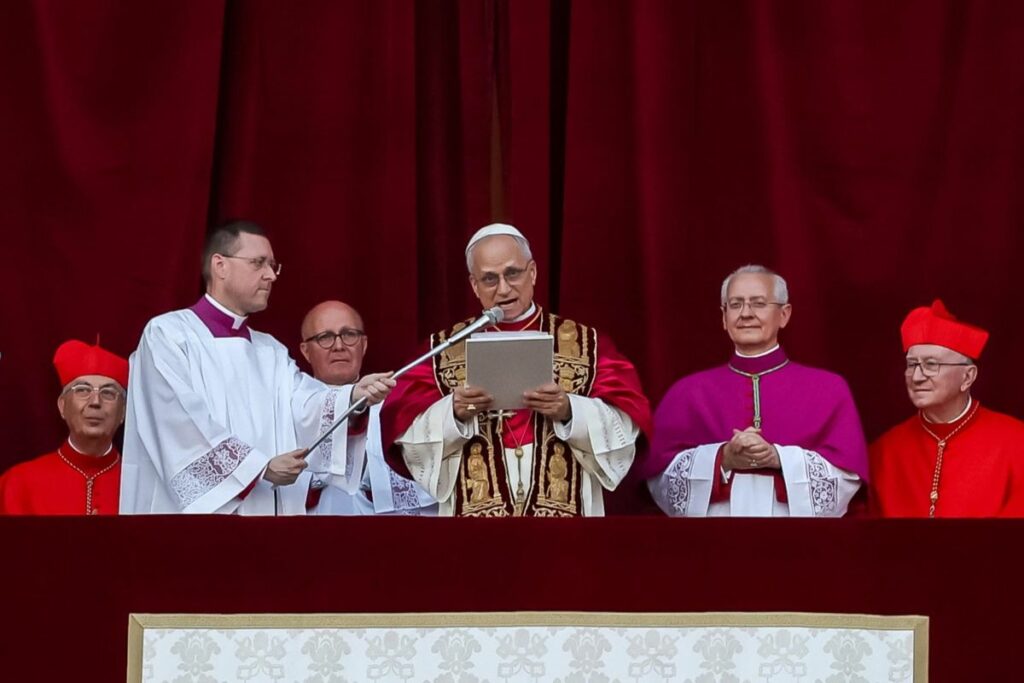 El recién elegido papa León XIV habla desde la logia central de la Basílica de San Pedro, Ciudad del Vaticano, el 8 de mayo de 2025. EFE