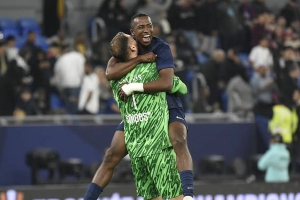 Willian Pacho celebra con Gianluigi Donnarumma un triunfo del PSG en al temporada 2024-25.