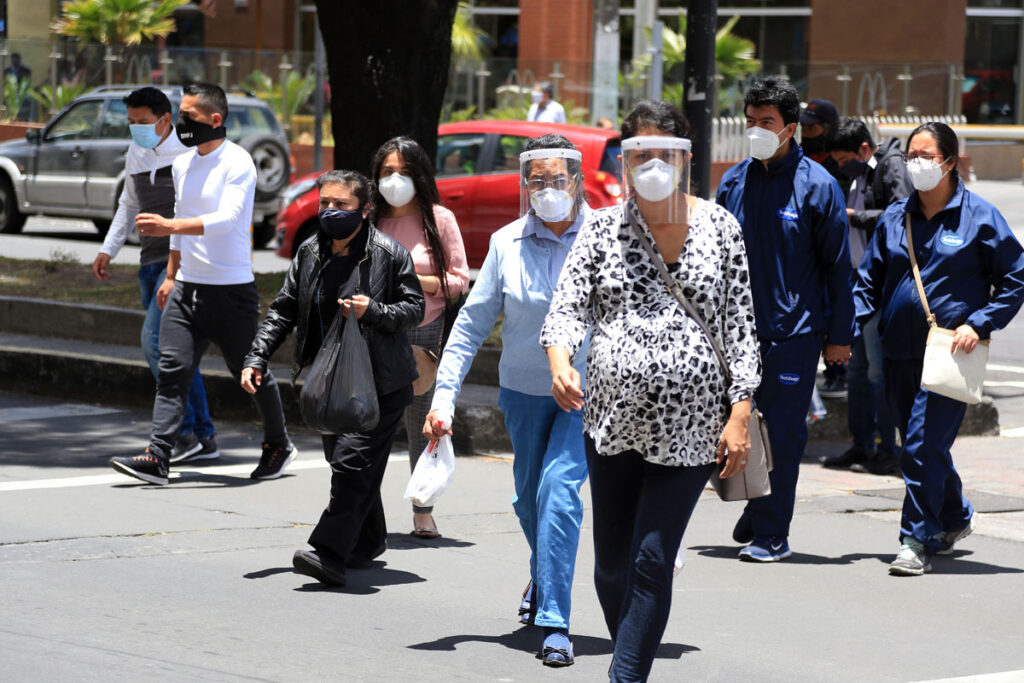 Imagen de archivo de 2021 muestra a ciudadanos en Quito usando mascarillas durante la pandemia de covid-19.
