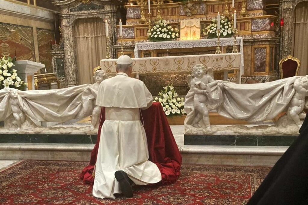 Una imagen proporcionada por el Vaticano muestra al papa León XIV arrodillado durante una visita al Santuario de la Madre del Buen Consejo, en Genazzano, cerca de Roma, Italia, el 10 de mayo de 2025.