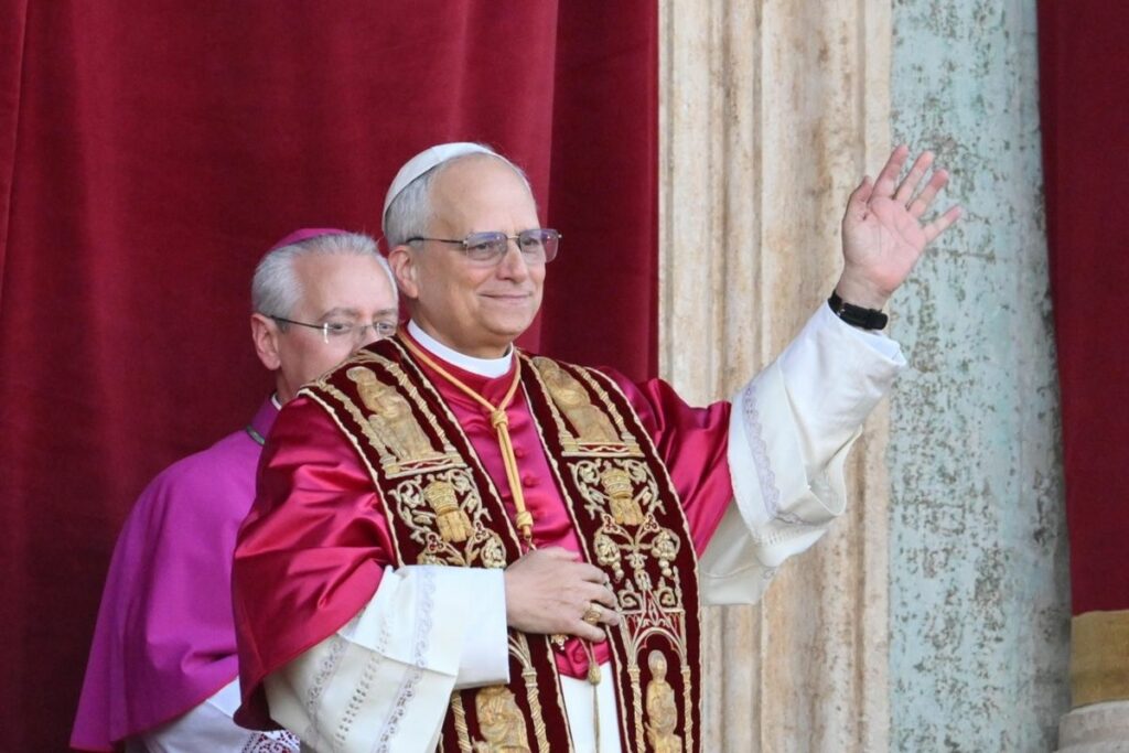 El recién elegido Papa León XIV, el cardenal estadounidense Robert Francis Prevost.