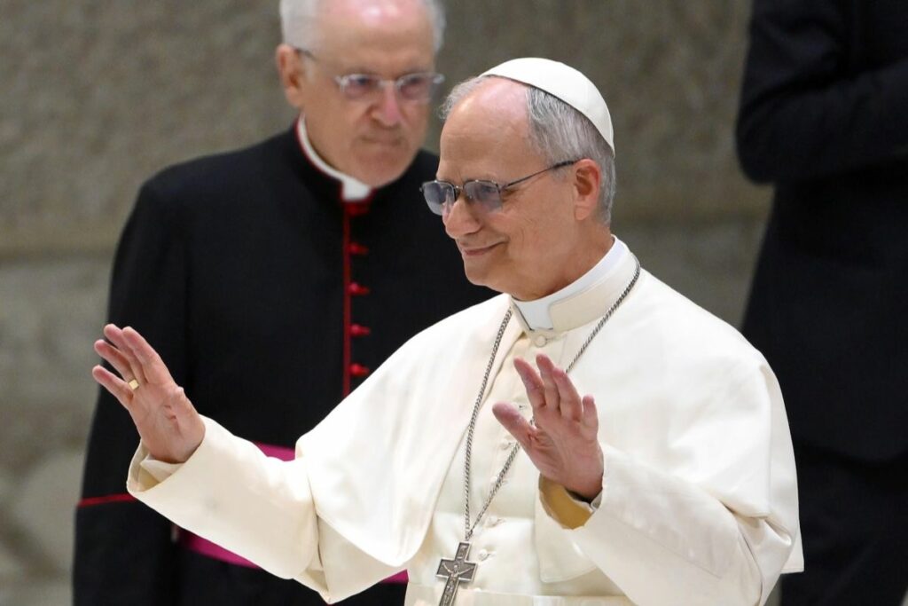 El Papa León XIV se reúne con miembros de los medios de comunicación en el Aula Pablo VI.
