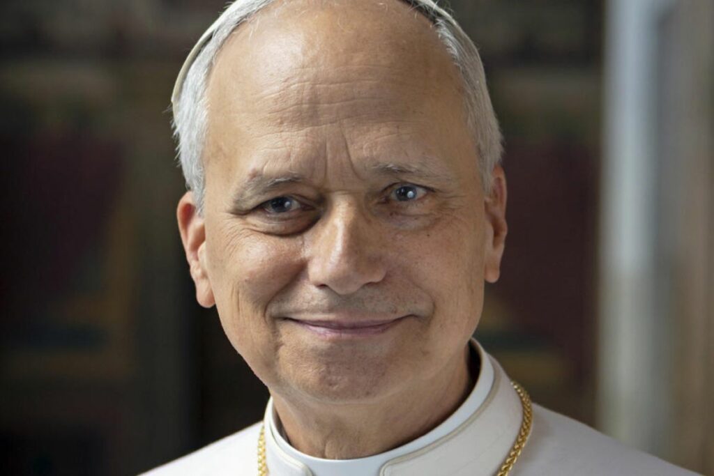 El papa León XIV aparece llevando su cruz relicario con los santos agustinos y el nombre y firma en latín en la foto oficial que este viernes distribuyó el Vaticano.
