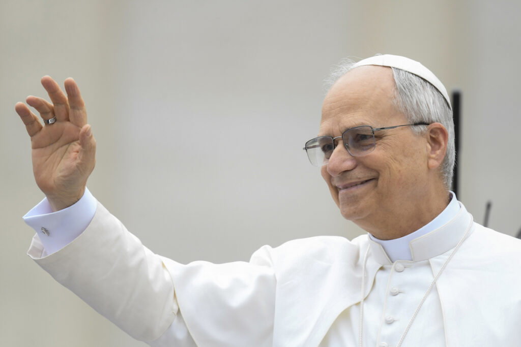 El papa León XIV durante su primera audiencia general en la plaza de San Pedro del Vaticano, ante miles de fieles que lo aclamaban.