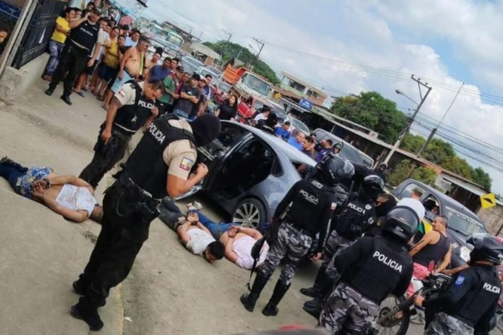 Imagen de los presuntos delincuentes detenidos por la Policía Nacional en la vía Portoviejo-Santa Ana.