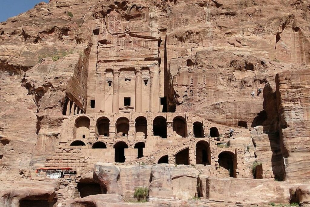 Equipos de rescate evacuaron a centenares de turistas del yacimiento arqueológico de Petra.