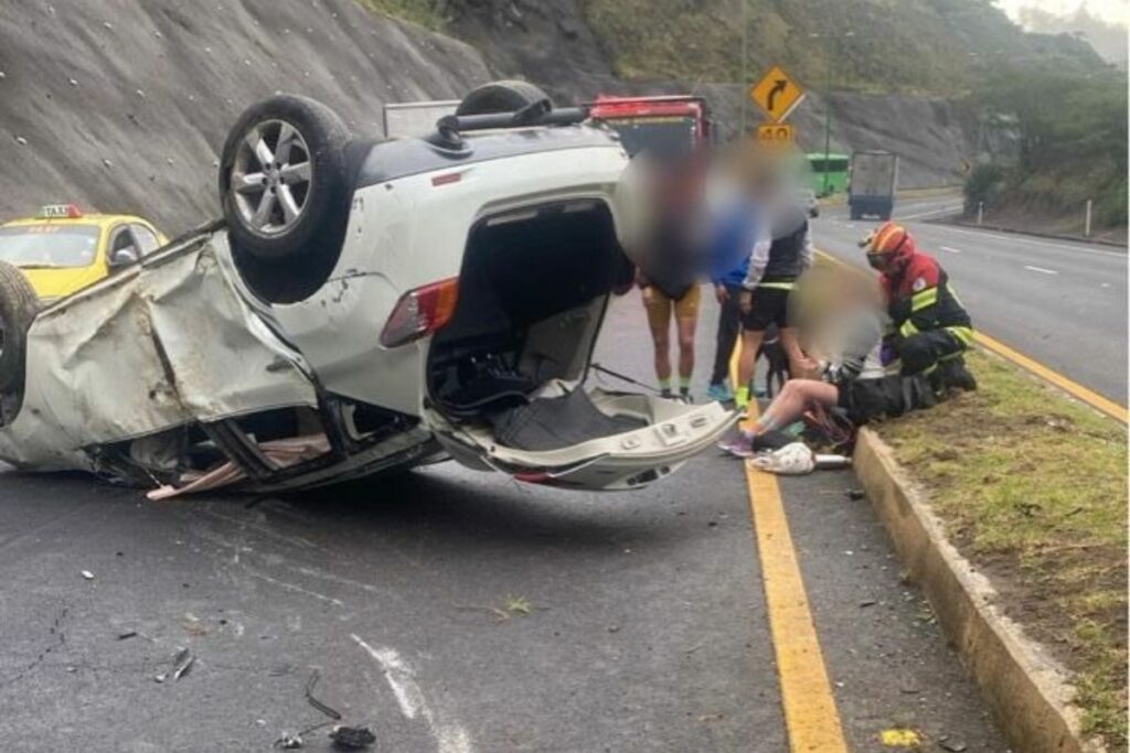 Un siniestro de tránsito se registró en la vía a Guayllabamba este sábado.