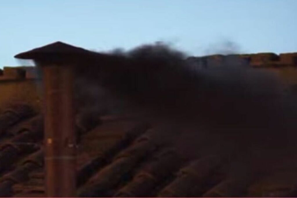 El humo negro indica que el Cónclave continúa.