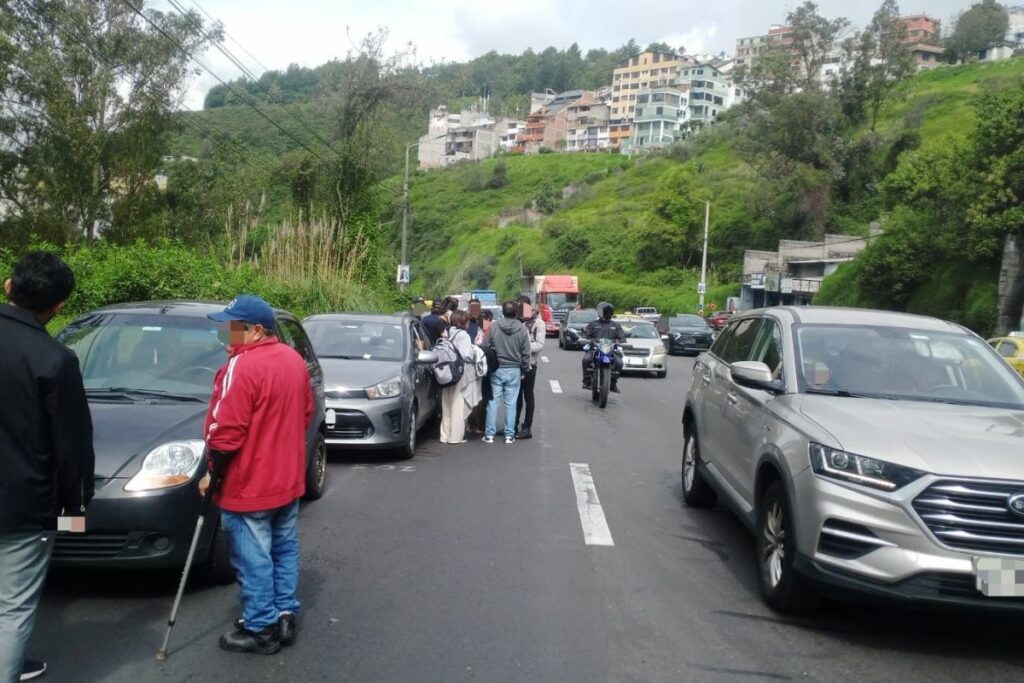 Un choque complicó el tránsito en la av. Velasco Ibarra, en Quito.