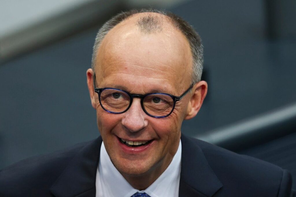 El cristianodemóacrata Friedrich Merz a su llegada al parlamento alemán donde este martes comienza la votación para elegirle como nuevo canciller del país.