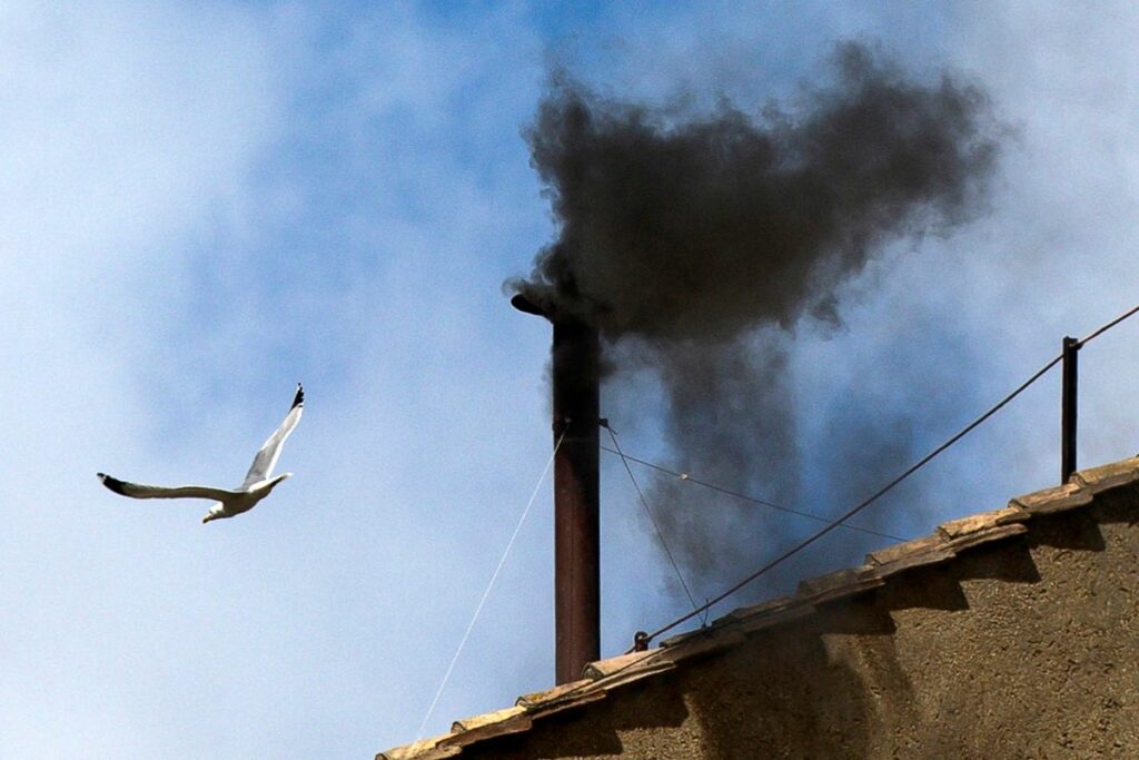 Humo negro en la chimenea de la Capilla Sixtina en el segundo día del Cónclave.