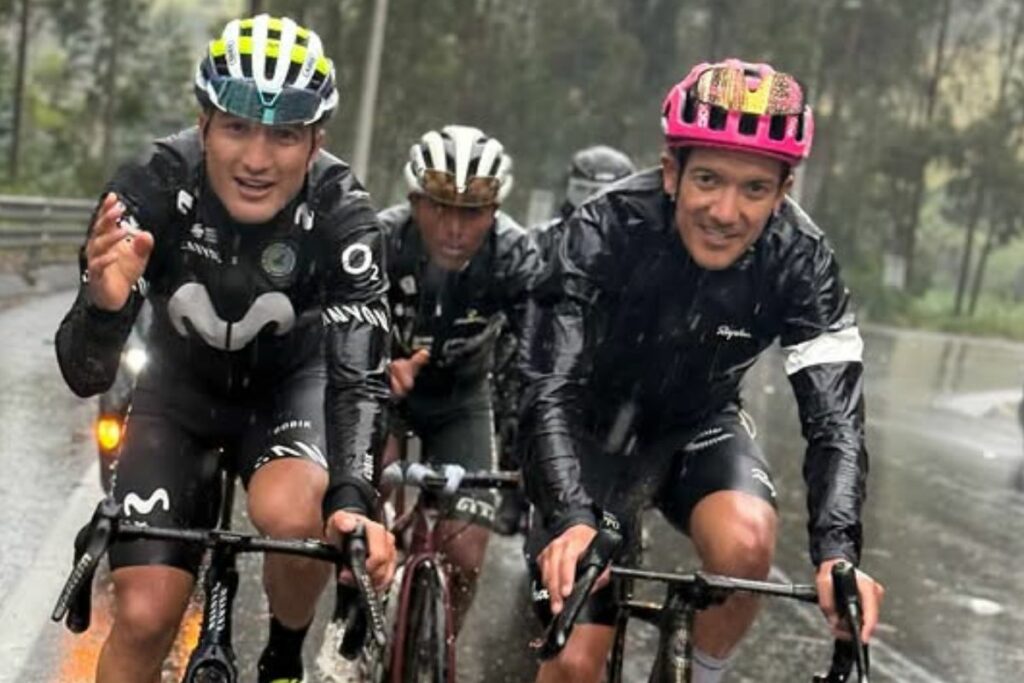 Jefferson Cepeda (izq.), del Movistar Team, durante un exigente entrenamiento junto con Richard Carapaz (der.), del EF Education-EasyPost. En el Giro de Italia 2025 participarán tres ecuatorianos: también competirá Alexander Cepeda, del mismo equipo de Carapaz.