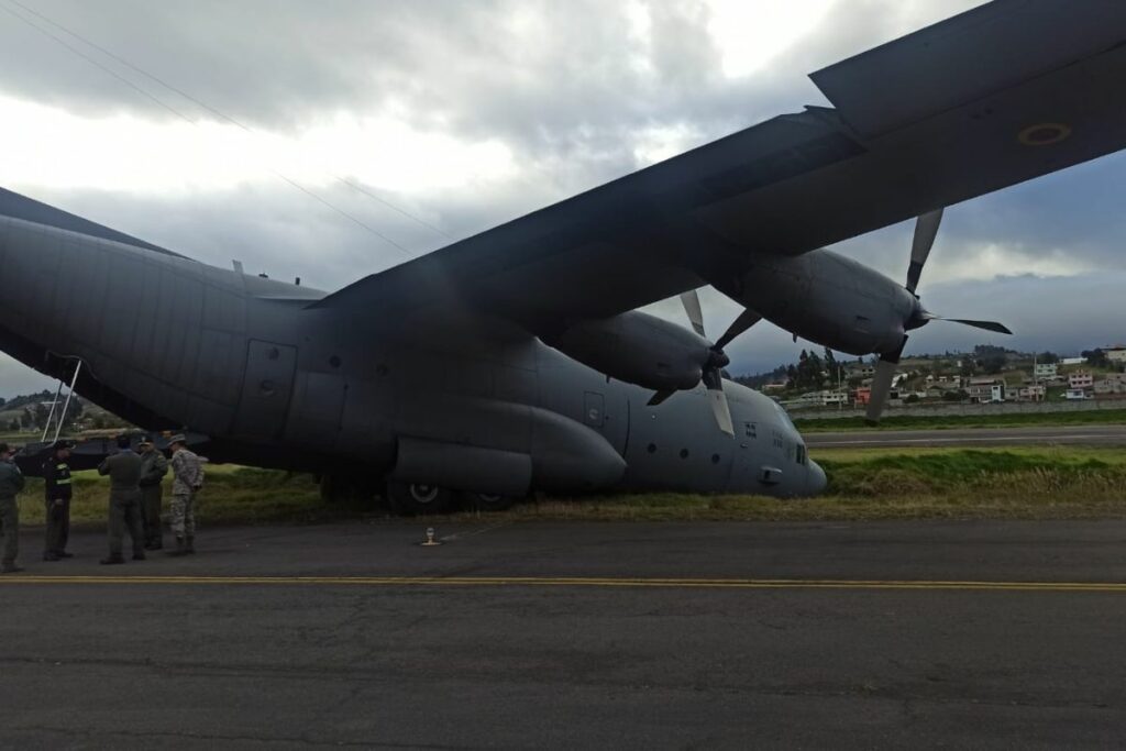 El avión Hércules C-130H de la FAE se accidentó en el aeropuerto de Latacunga.