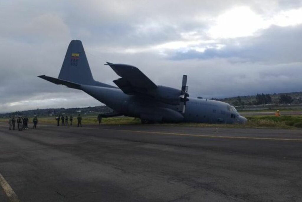 Un avión de la FAE sufrió un incidente en una pista de Latacunga.