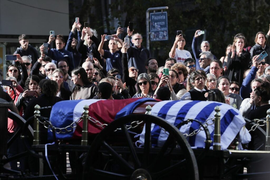 Personas asisten al cortejo fúnebre del expresidente uruguayo José Mujica este miércoles, en Montevideo (Uruguay).