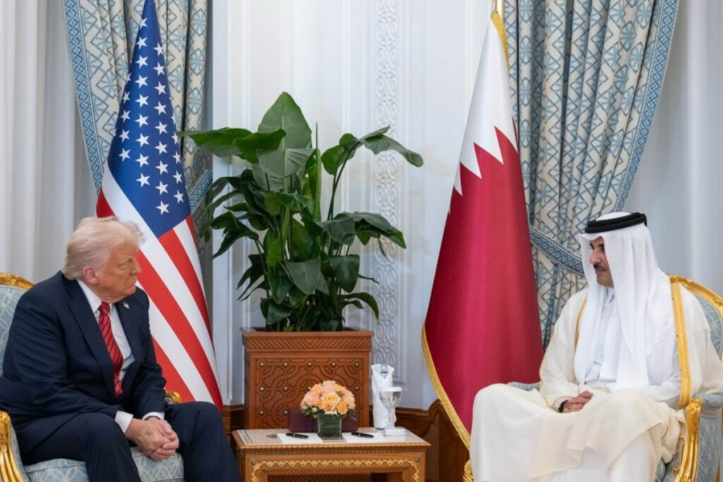 El emir catarí, Tamim bin Hamad Al Thani , hablando con el presidente estadounidense, Donald Trump.