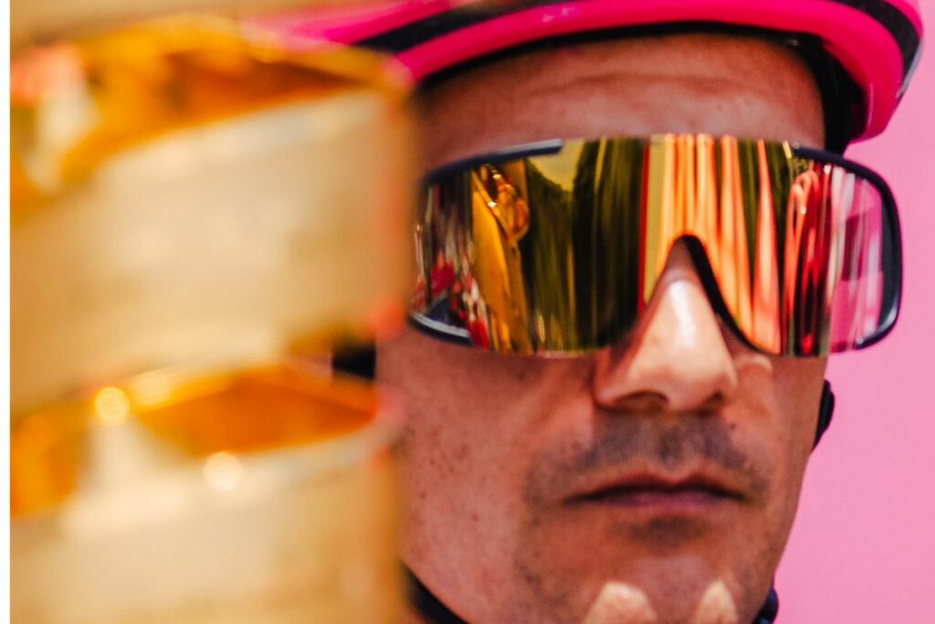Richard Carapaz y el trofeo del Giro de Italia.