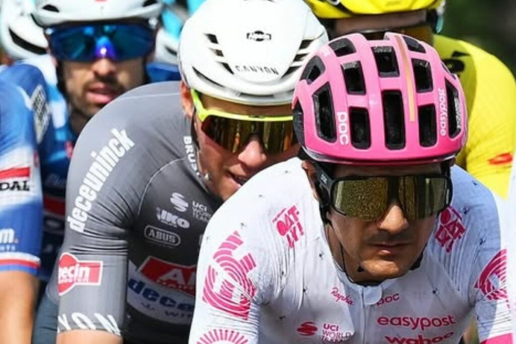 El ecuatoriano Richard Carapaz fue afectado en una caída masiva en la etapa 6 del Giro de Italia, pero logró seguir en la carrera.