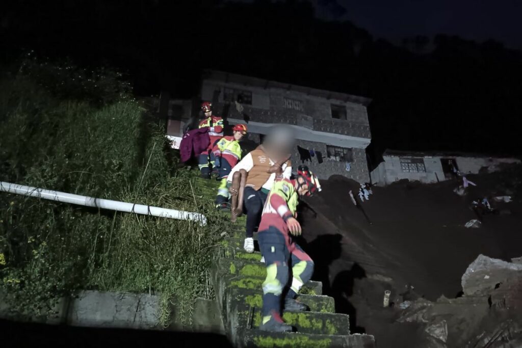 Dos viviendas colapsaron este lunes en Quito.