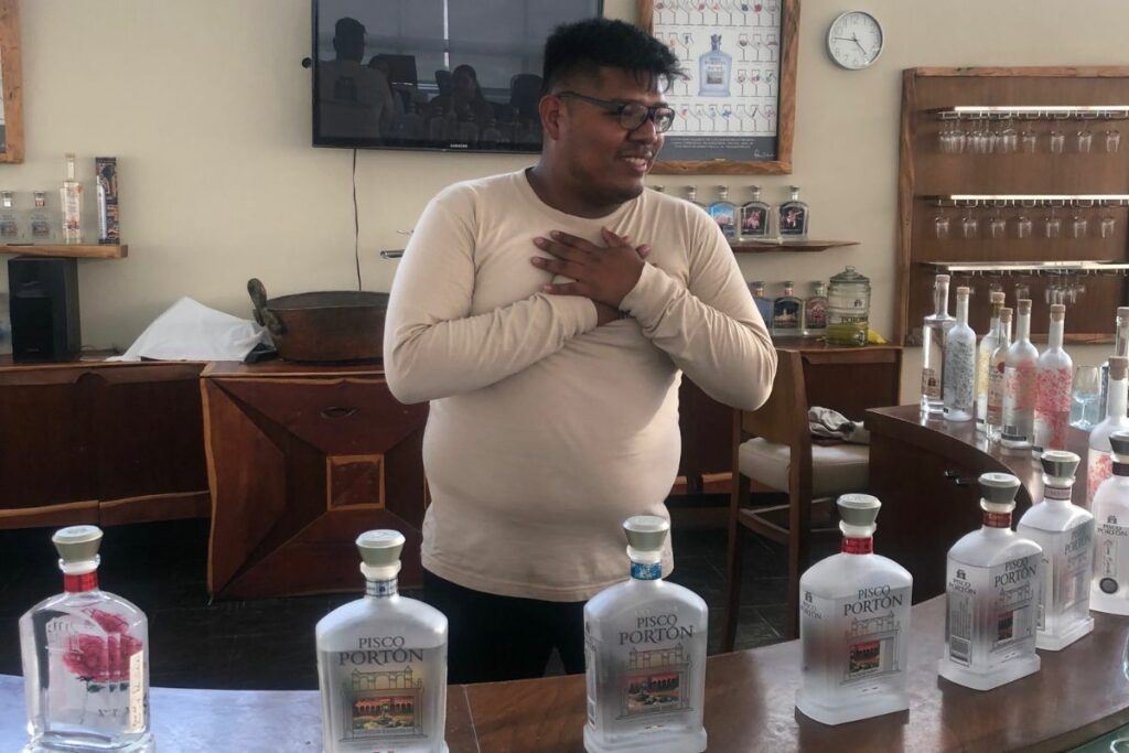 Francisco Espino, destilador de pisco que también es guía en La Caravedo.