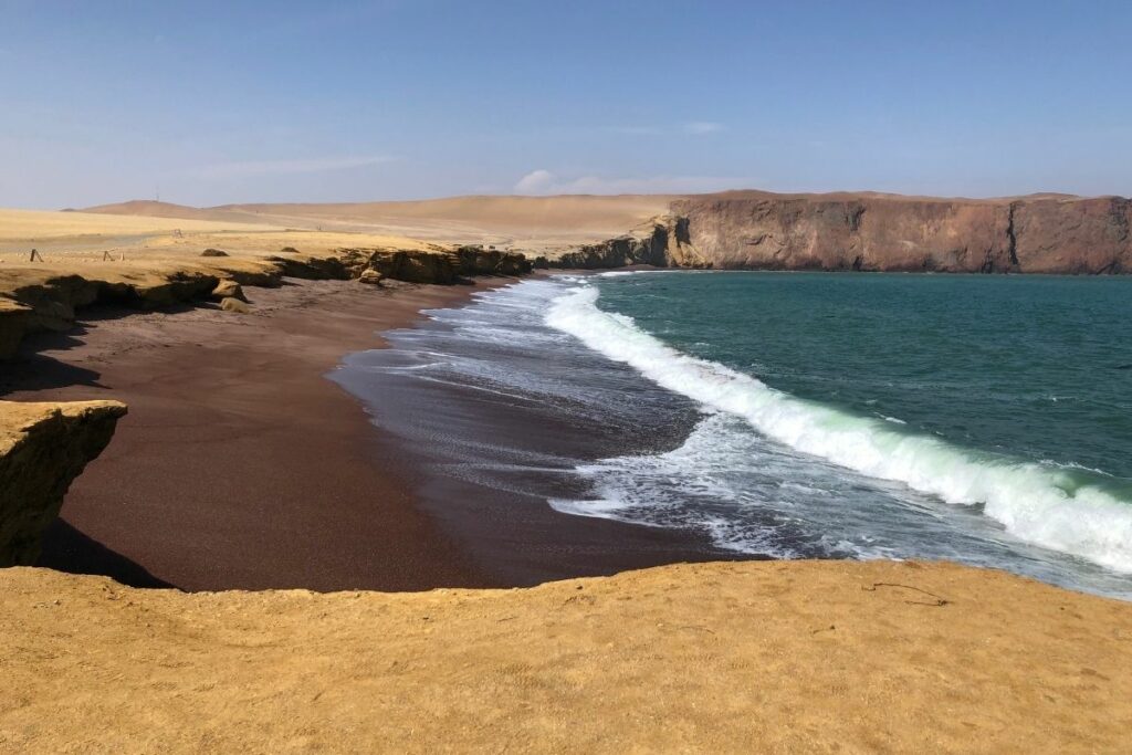La Playa Roja, en la Reserva Nacional de Paracas.