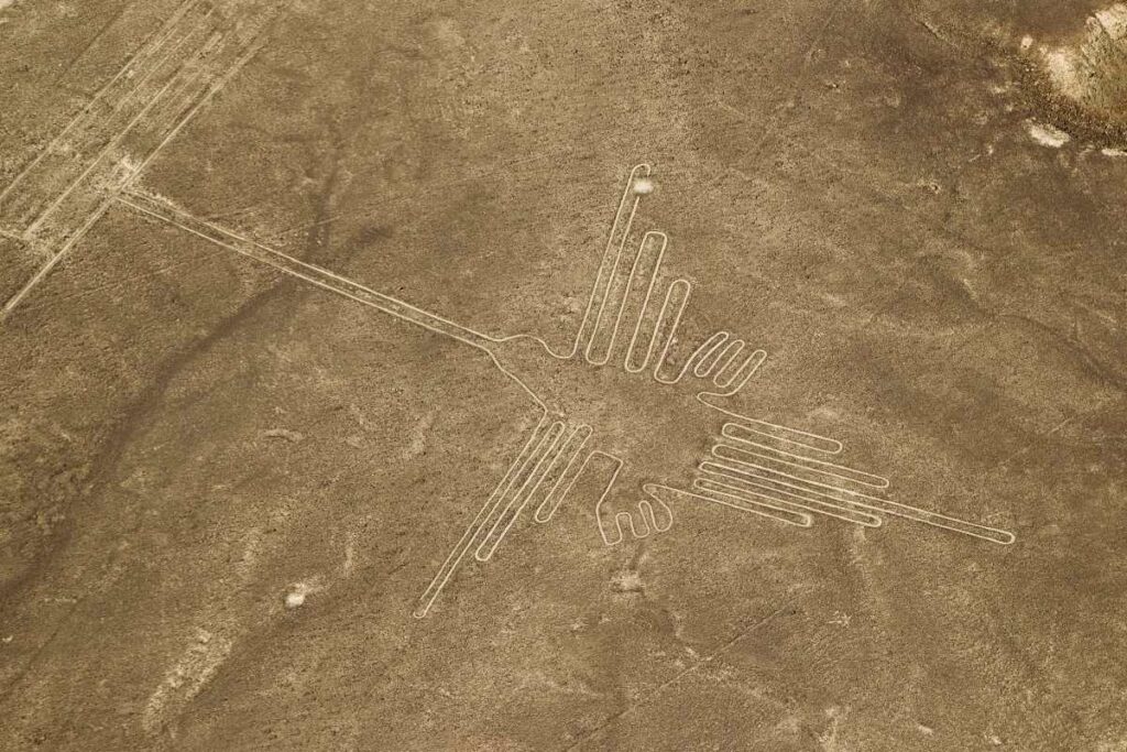 El Colibrí es una de las figuras más famosas de las Líneas de Nasca en Perú.