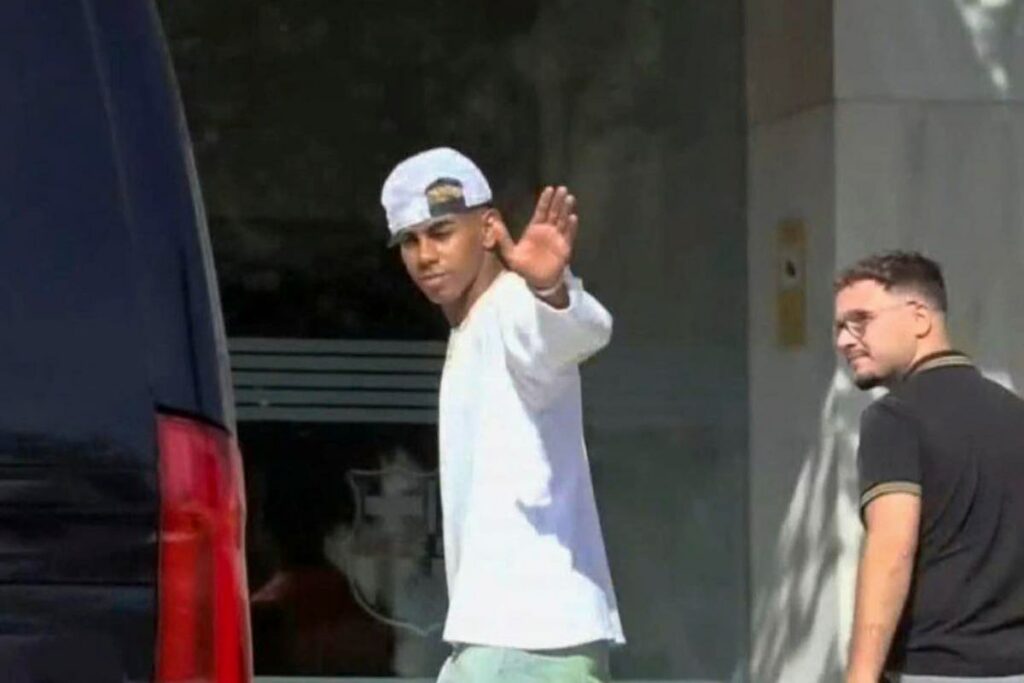Lamine Yamal saluda a su llegada a las oficinas del club blaugrana para renovar su contrato con el FC Barcelona.