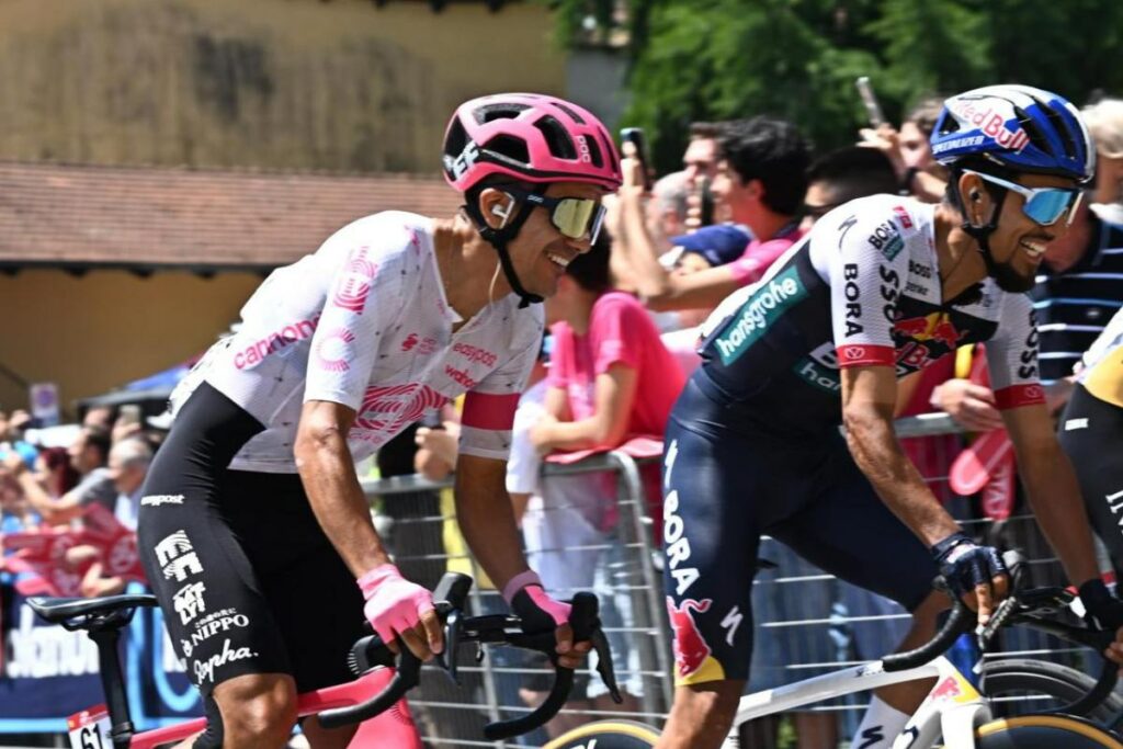 Richard Carapaz (izq.), ciclista ecuatoriano del EF Education-EasyPost en el Giro de Italia 2025.