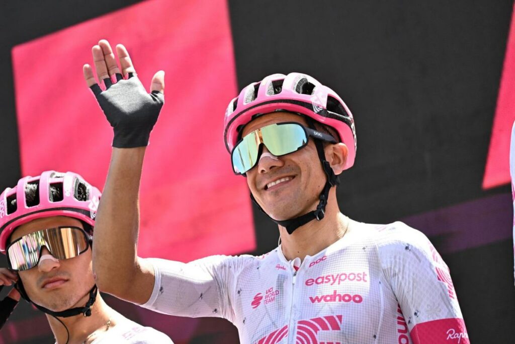 Richard Carapaz y Alexander Cepeda (izq.), ciclistas ecuatorianos del EF Education-EasyPost en el Giro de Italia.