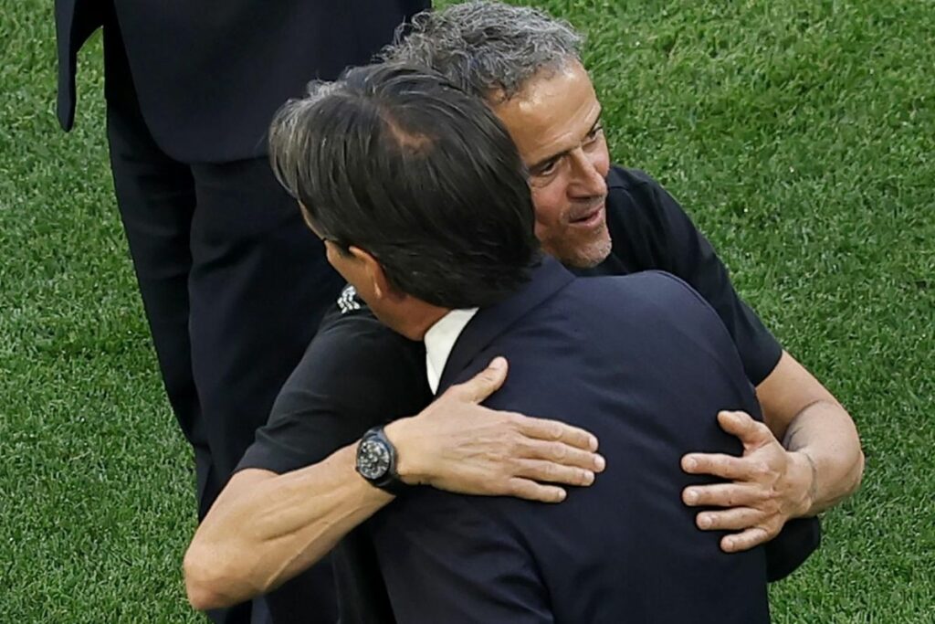 El técnico Luis Enrique (der.) con el DT del Inter Simone Inzaghi antes del partido de la final de la Champions League entre Inter y PSG en Múnich, Alemania.