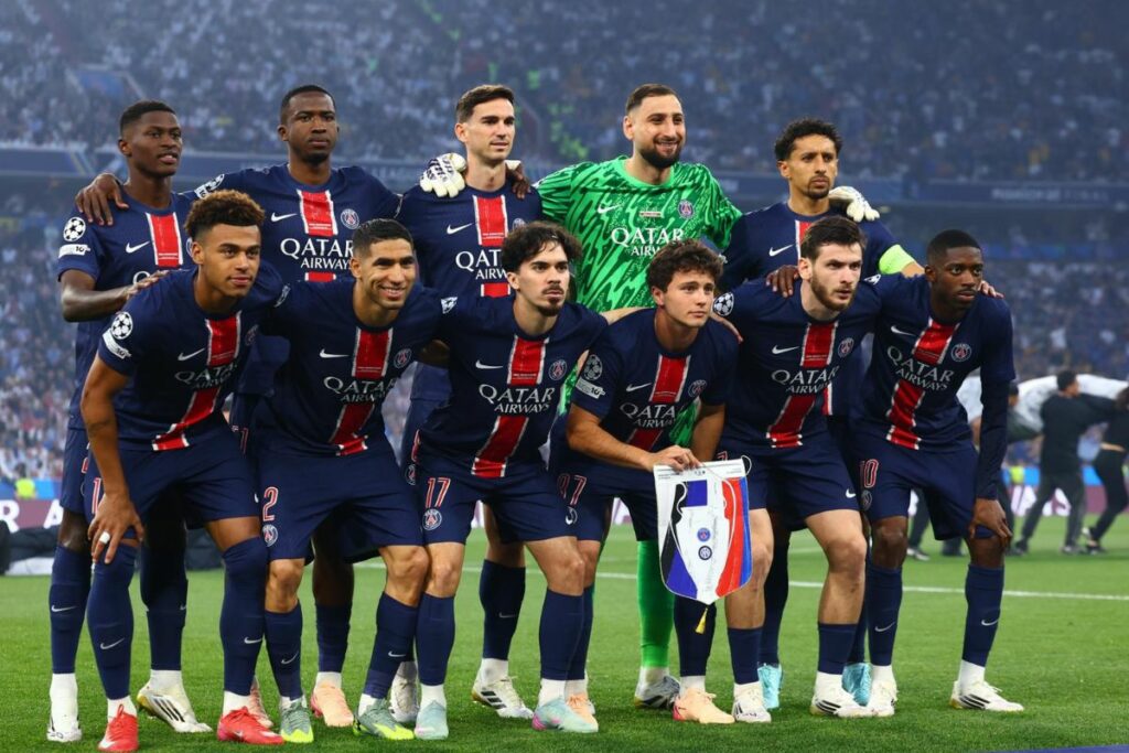 Willian Pacho, de pie, segundo desde la izquierda, con el equipo del PSG que empieza con cotejo ante Inter de Milán en la final de la Champions League.