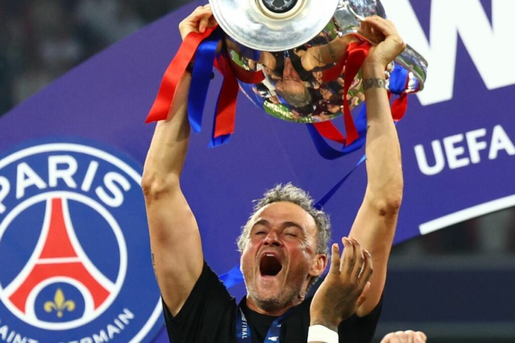 Luis Enrique, DT del PSG, festeja con el trofeo tras ganar la Champions League el 31 de mayo del 2025.